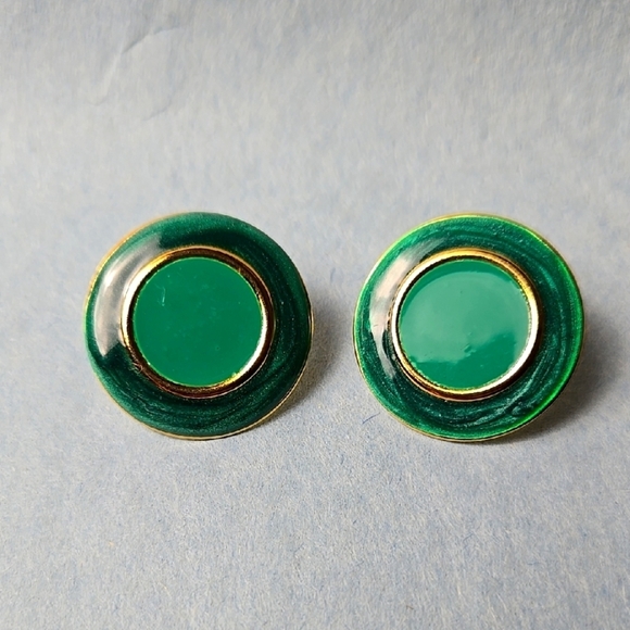Elegant gold tone Green enamel Stud Earrings - Picture 5 of 8